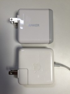 Anker PowerPort 4とMacBook Airのアダプタとの大きさ比較